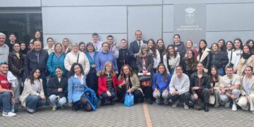 Estudiantes universitarios comparten una jornada sobre edadismo con los mayores de Santa Marta para mejorar su calidad de vida