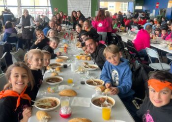 El pabellón de Monterrubio, convertido en un gran comedor para degustar casi 800 raciones de lentejas de La Armuña