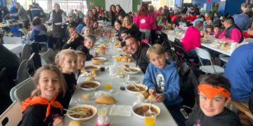 El pabellón de Monterrubio, convertido en un gran comedor para degustar casi 800 raciones de lentejas de La Armuña