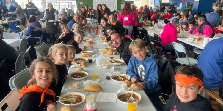 El pabellón de Monterrubio, convertido en un gran comedor para degustar casi 800 raciones de lentejas de La Armuña