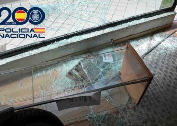 Detenido un hombre de 34 años por romper el cristal de un escaparate para robar varios cascos de moto