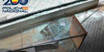 Detenido un hombre de 34 años por romper el cristal de un escaparate para robar varios cascos de moto