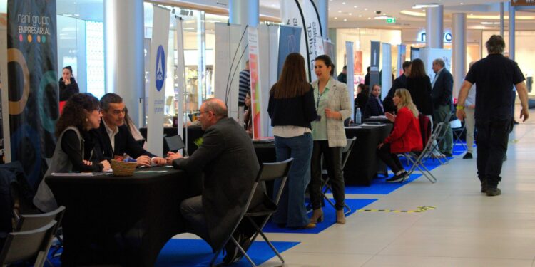 La III Feria de Empleo de Salamanca, “un escaparate impresionante” para empresas y desempleados que buscan una oportunidad laboral
