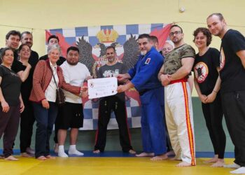 Los participantes en el taller de Defensa Personal entregan los 200 euros recaudados al Banco de Alimentos de Salamanca