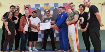 Los participantes en el taller de Defensa Personal entregan los 200 euros recaudados al Banco de Alimentos de Salamanca