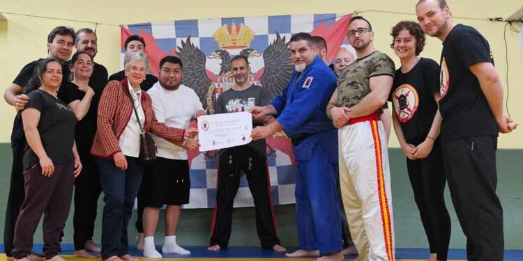 Los participantes en el taller de Defensa Personal entregan los 200 euros recaudados al Banco de Alimentos de Salamanca