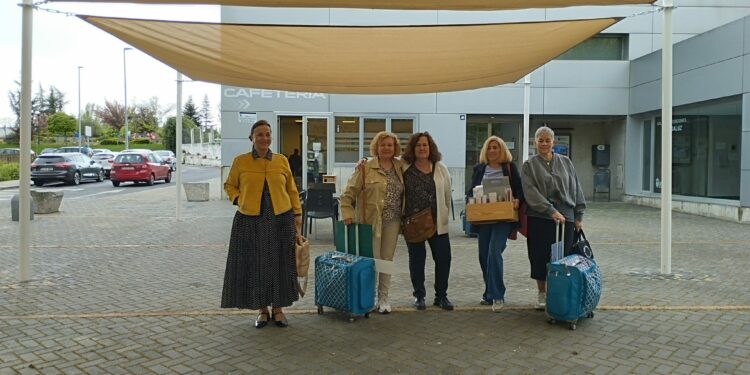 El Ayuntamiento instala sombra en la plaza de los Abuelos y Abuelas dando respuesta a las demandas de los mayores