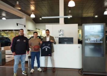 Marcos Guillén, del Club Baloncesto Santa Marta, Jorge Valiente,(concejal de Deportes, y David García de Marta Móvil.