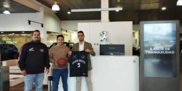 Marcos Guillén, del Club Baloncesto Santa Marta, Jorge Valiente,(concejal de Deportes, y David García de Marta Móvil.