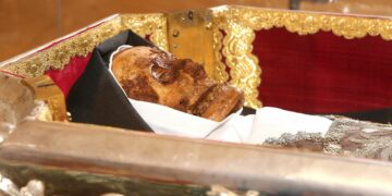 Fieles y devotos ya veneran el cuerpo de Santa Teresa en la Basílica de la Anunciación de Alba