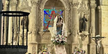 La tradicional Bajada de la Virgen de los Remedios inicia las jornadas de convivencia y diversión de las Fiestas y la Semana Cultural de Villamayor