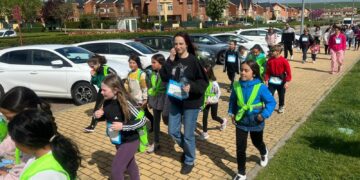 Un centenar de vecinos de Villamayor recorre los kilómetros solidarios de la Marcha del Agua a favor de Unicef