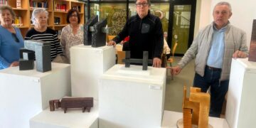 Del hormigón al barro: los alumnos del taller de cerámica de Villamayor recrean la obra del escultor salmantino Ángel Mateos