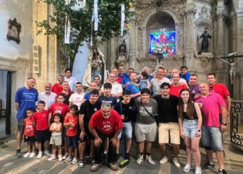 Los Quintos rinden homenaje a la Virgen de los Remedios con un gran negrillo de 7 metros