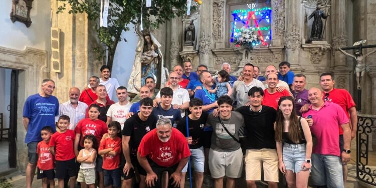 Los Quintos rinden homenaje a la Virgen de los Remedios con un gran negrillo de 7 metros