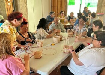 Gran participación vecinal en el taller de cestería de la Semana Cultural de Villamayor