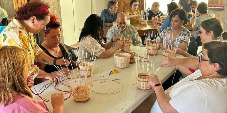 Gran participación vecinal en el taller de cestería de la Semana Cultural de Villamayor