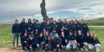 Los Quintos de Villares muestran fuerza y energía en la plantación del ‘mayo’ de más de 8 metros de altura