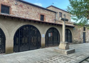 Aldeatejada mantiene la cruz y la trasladará unos metros en la renovación de la plaza de la Iglesia como nuevo espacio diáfano de encuentro vecinal