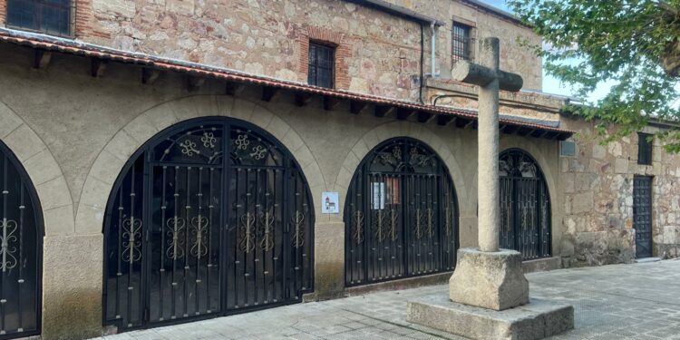 Aldeatejada mantiene la cruz y la trasladará unos metros en la renovación de la plaza de la Iglesia como nuevo espacio diáfano de encuentro vecinal