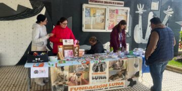 El mercadillo de adopción de mascotas capta la atención de los vecinos de Carbajosa