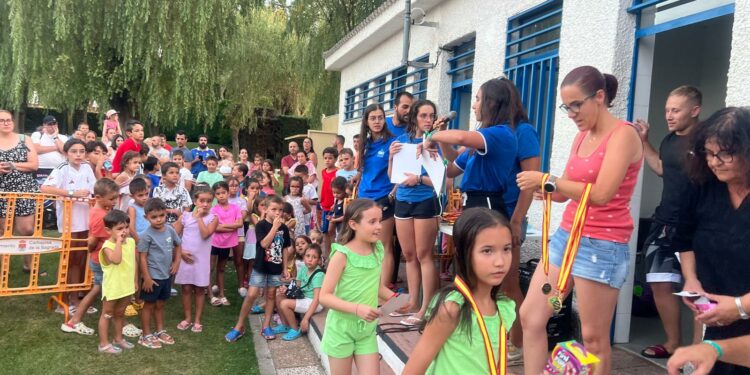 Semicolonias, campamento urbano y cursos de natación llenan las actividades de verano de Carbajosa