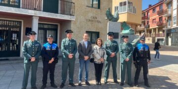 Carbajosa rinde homenaje a la Guardia Civil con una placa de reconocimiento a su labor en la fachada del Consistorio