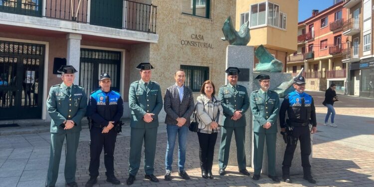 Carbajosa rinde homenaje a la Guardia Civil con una placa de reconocimiento a su labor en la fachada del Consistorio