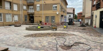 Un gran banco circular y una morera en su interior presiden la nueva imagen de la plaza del hogar de mayores de Carbajosa