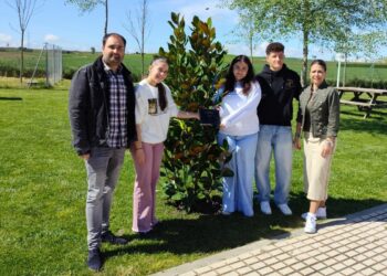 Los Quintos de 2007 cumplen con la tradición y plantan el ‘mayo’