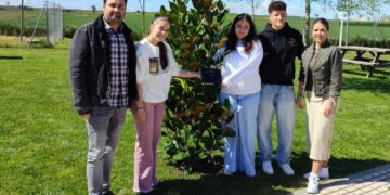 Los Quintos de 2007 cumplen con la tradición y plantan el ‘mayo’