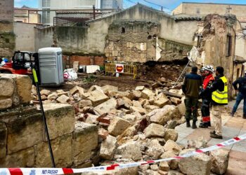 El derrumbe de un muro en Tentenecio deja atrapados a dos operarios que trabajaban en su restauración