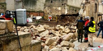 El derrumbe de un muro en Tentenecio deja atrapados a dos operarios que trabajaban en su restauración