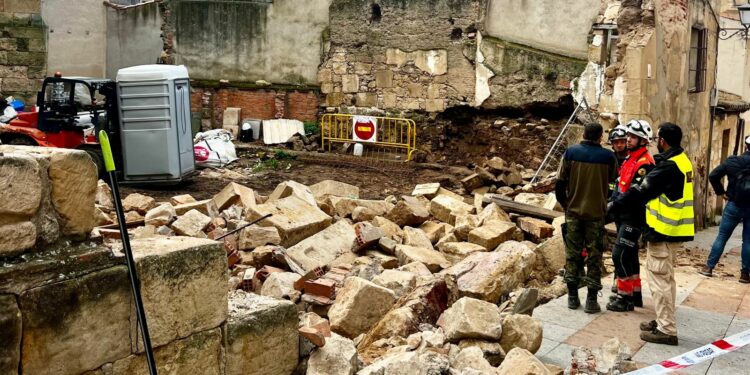 El derrumbe de un muro en Tentenecio deja atrapados a dos operarios que trabajaban en su restauración