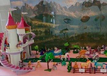 La fantasía llega al Hospital de Salamanca con un nuevo diorama de ‘Los Amigos de los Click’ de Playmobil