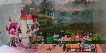 La fantasía llega al Hospital de Salamanca con un nuevo diorama de ‘Los Amigos de los Click’ de Playmobil