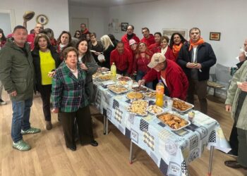 Los vecinos de Monterrubio despiden las Fiestas de San Miguel en torno a la mesa