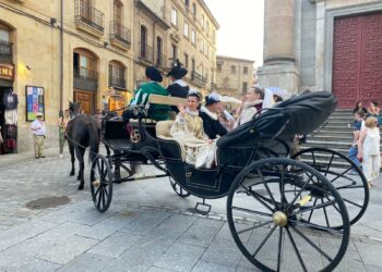 El desfile inaugural del V Festival del Siglo de Oro por el centro de la ciudad sorprende a salmantinos y turistas