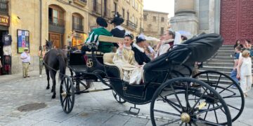El desfile inaugural del V Festival del Siglo de Oro por el centro de la ciudad sorprende a salmantinos y turistas