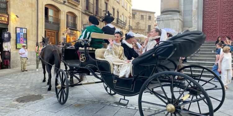 El desfile inaugural del V Festival del Siglo de Oro por el centro de la ciudad sorprende a salmantinos y turistas