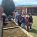 Los escolares del cole Martín Gaite de Santa Marta aprenden agricultura ecológica en el nuevo huerto urbano