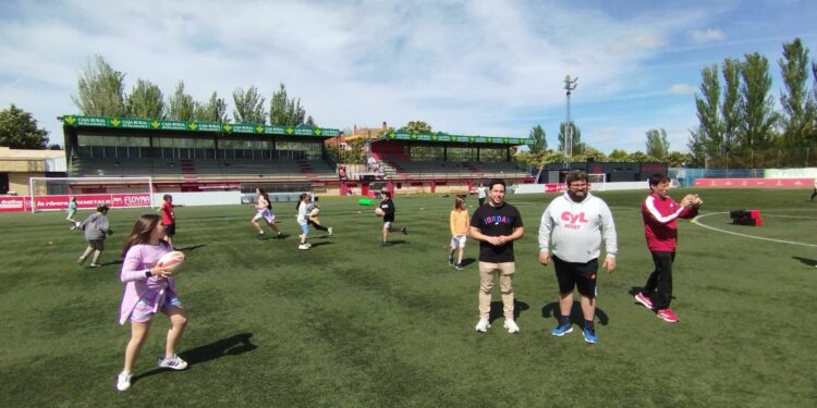 Los escolares de Primaria del colegio Carmen Martín Gaite participan en la jornada de iniciación al rugby