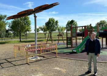 Los parques infantiles de Villamayor estrenan pérgolas de sombra para proteger a los niños