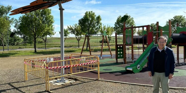 Los parques infantiles de Villamayor estrenan pérgolas de sombra para proteger a los niños