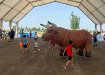 Continúa la diversión en Villamayor con el encierro infantil y la concentración de coches y motos clásicos