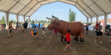 Continúa la diversión en Villamayor con el encierro infantil y la concentración de coches y motos clásicos