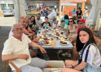 Peñas y vecinos de Villamayor degustan los 600 kilos de carne en la parrillada de convivencia festiva