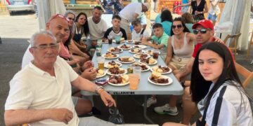 Peñas y vecinos de Villamayor degustan los 600 kilos de carne en la parrillada de convivencia festiva
