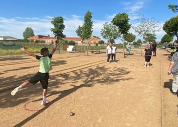 Los vecinos de Villamayor disfrutan de una jornada de petanca llena de deportividad y de música folk