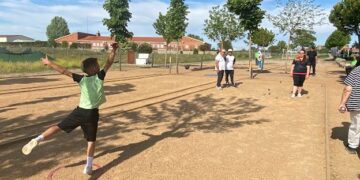 Los vecinos de Villamayor disfrutan de una jornada de petanca llena de deportividad y de música folk